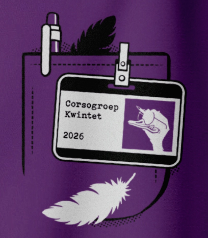 Detail: badge Corsogroep Kwintet 2026 op de borst